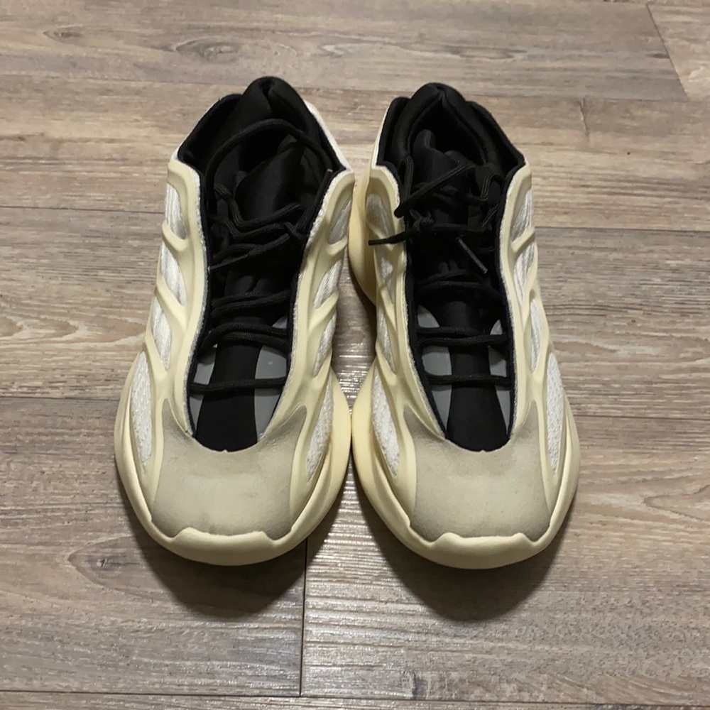 Adidas Yeezy 700